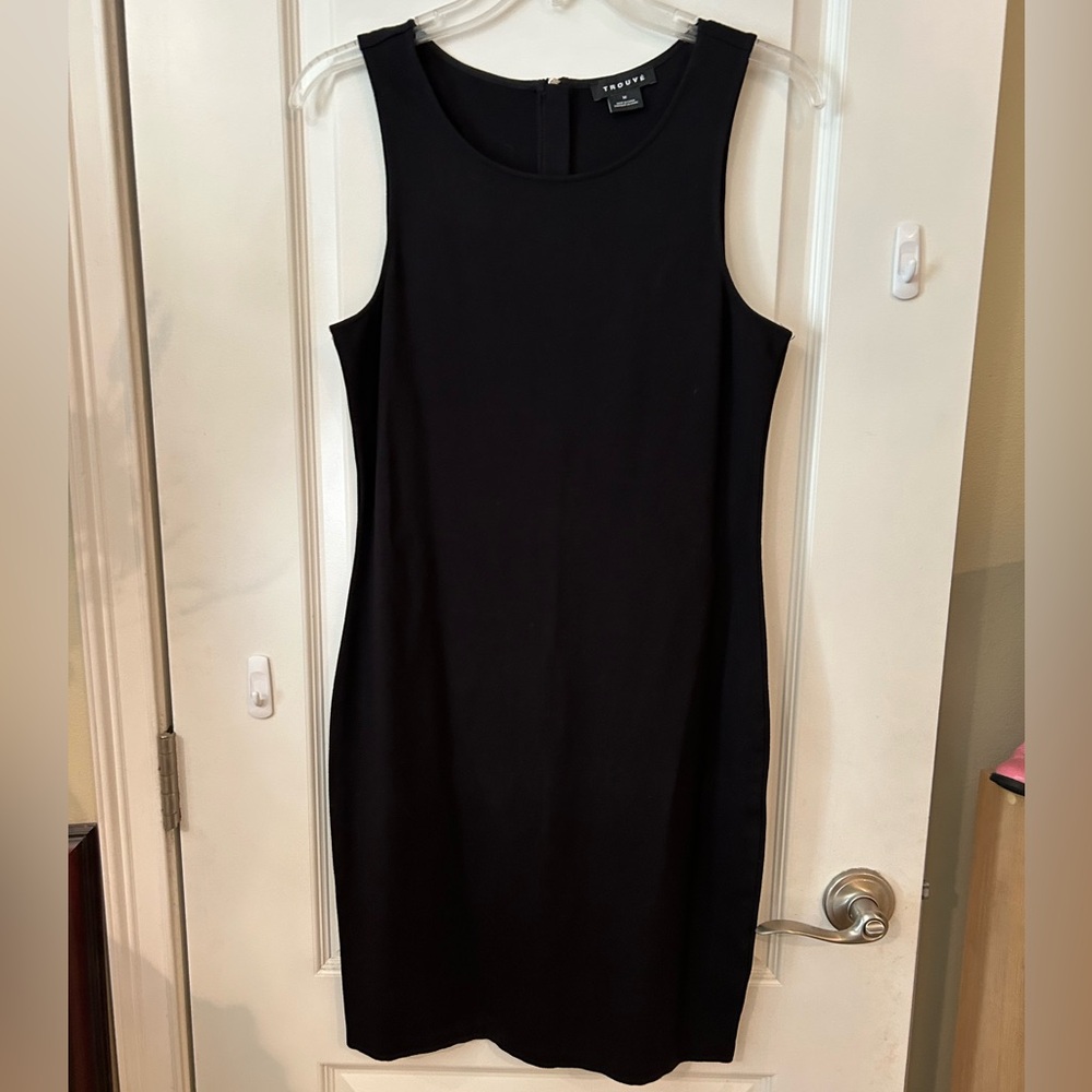 Form fitting black dress.  Very slenderizing.